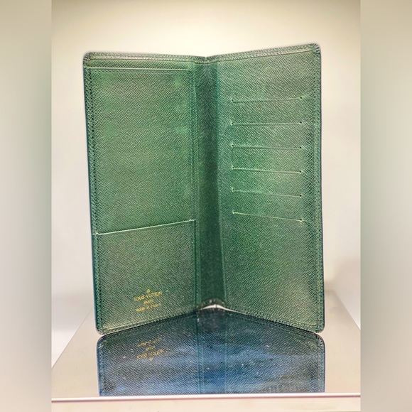 Louis Vuitton Taiga Green Men’ Wallet - Picture 2 of 3